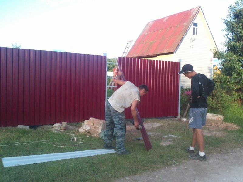 Ставим забор из профнастила