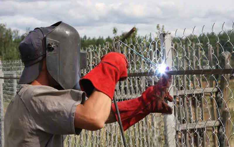 Монтаж сетки для забора