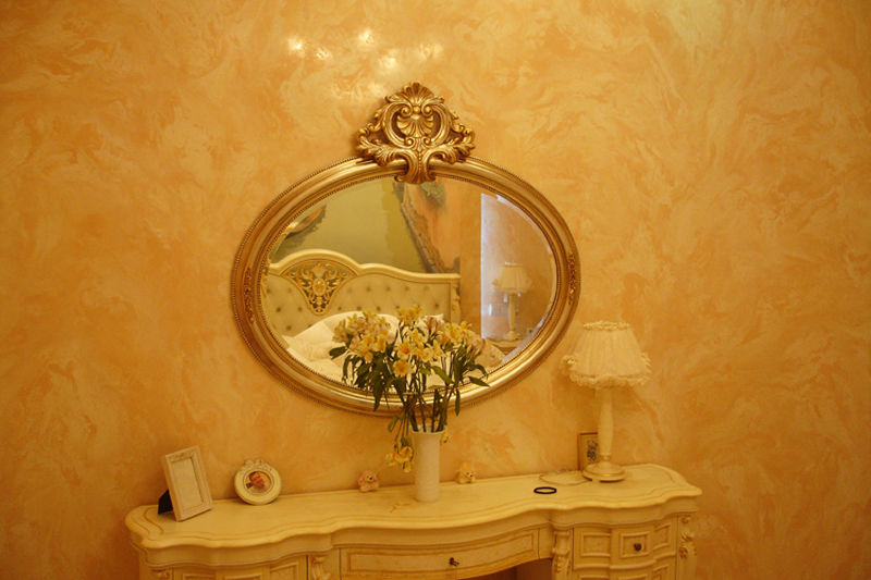 Отделка спальни венецианской штукатуркой. Нежный цвет добавит романтичности спальне.