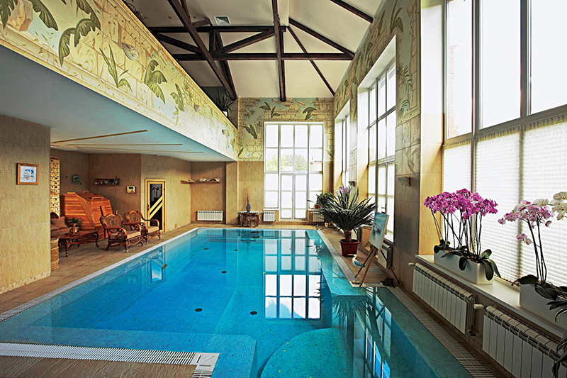 Декорирование бассейна венецианской штукатуркой. Благодаря специальной технике можно рисовать целые картины.