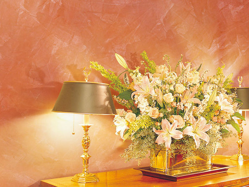 Для спальни или гостевой комнаты станет идеальным вариантом декорирование венецианской штукатуркой. Пчелиный воск улучшает фактуру и цвет.