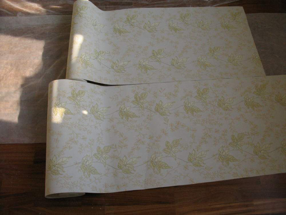 Нарезка. Проще предварительно совместить листы обоев на полу, чем на стене или потолке.