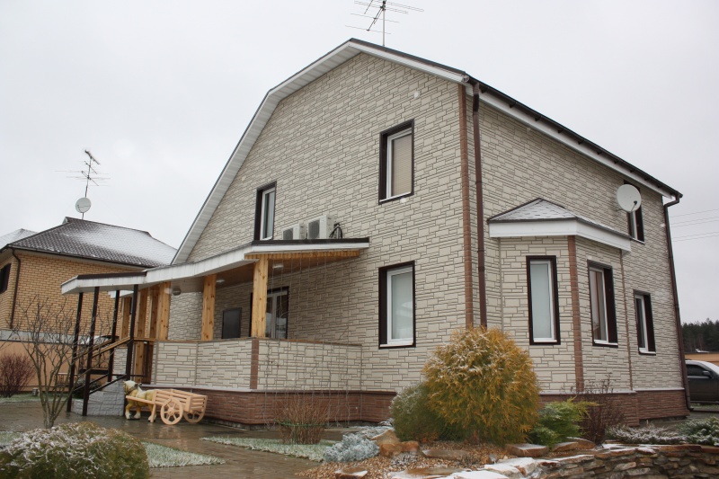 Этот коттедж оформлен сайдингом