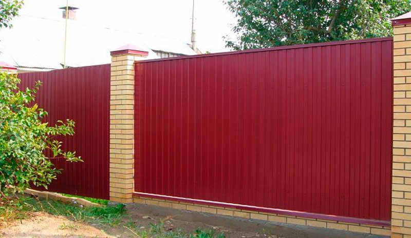 Забор из профлиста со столбиками из кирпича