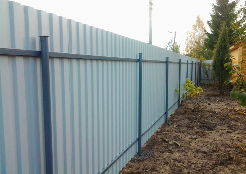 Забор из профлиста: вид изнутри