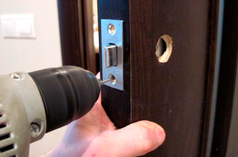 Закрепление замка при помощи дрели