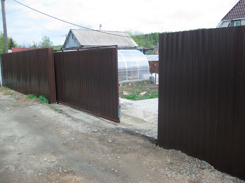 Забор из профлиста с откатными воротами