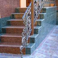 Входные лестницы в частных домах: особенности и варианты