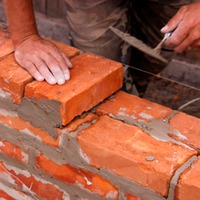 Надежная и теплая кирпичная стена своими руками