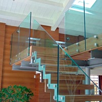 Делаем стеклянные ограждения лестницы в коттедже: как правильно выбрать и установить