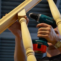 Как крепить балясины к лестнице в загородном доме или коттедже