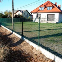 Самостоятельная установка забора из сетки рабицы вокруг частного дома