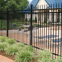 Забор из профтрубы – достаточно простой вариант ограждения загородного участка