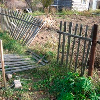 Как выровнять забор: особенности ремонта
