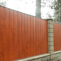 Почему забор из профлиста под дерево лучше деревянного