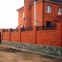 Как построить забор из кирпича своими руками просто и быстро