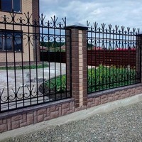 Надежная защита для загородного дома – забор из металла своими руками