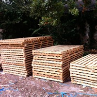 Забор из поддонов своими руками – инновационное решение