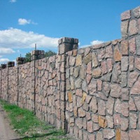 Забор из камня своими руками – особенности материала