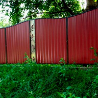 Забор из профнастила своими руками - достаточно простое и экономичное решение