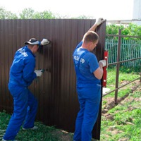 Как выполнить монтаж забора из профлиста своими руками