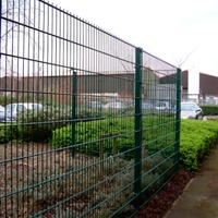 Самые современные заборы сетка с полимерным покрытием: преимущества материала и тонкости монтажа