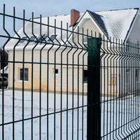 Что представляет собой «забор металлический секционный из сварной сетки»: особенности его установки