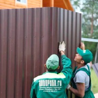 Как ставить забор из профнастила