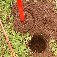 Бетонирование столбов для забора: способы установки