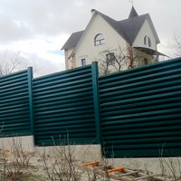 Забор на уклоне: порядок работ