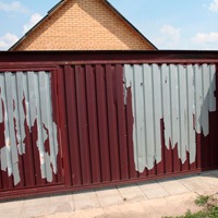 Какой нужен профнастил для забора: тонкости выбора