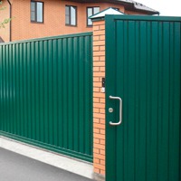 Заборы и калитки из профнастила: в чем их особенности?