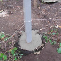 Нюансы работы – заливка столбов для забора в загородном доме