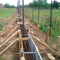 Выбираем и делаем фундамент для столбов забора в загородном доме