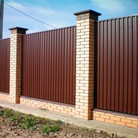 Монтаж и устройство забора из профнастила для коттеджа и дачи