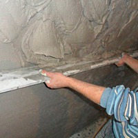 Выравнивание стен штукатуркой по маякам 