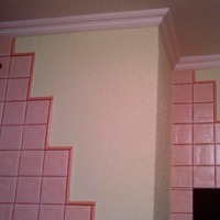 Как красиво состыковать плитку с декоративной штукатуркой перед началом ремонтных работ