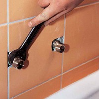 Установка смесителя в ванной своими руками: как это сделать?