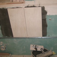 Как клеить плитку в ванной на стену самостоятельно