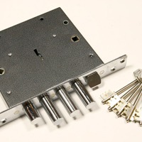 Какие выбрать замки для металлических дверей в коттедже или загородном доме