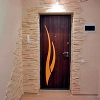 Самостоятельная отделка откосов входной двери в загородном доме или коттедже