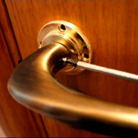 Самостоятельно устанавливаем дверные ручки для межкомнатных дверей в коттедже или загородном доме